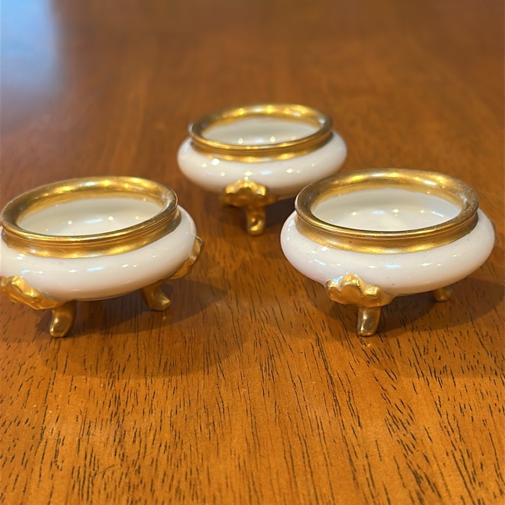 Vienna Austria open salt pinch. White porcelain with gold rim and gold feet. - Picture 2 of 4